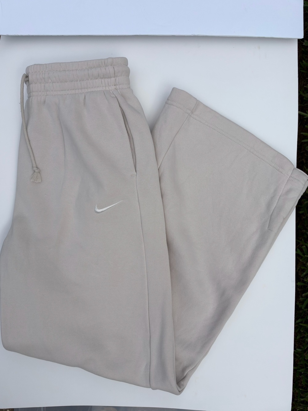 NWT🌷Nike Women’s Stone Beige Athletic Sweatpants with White Swoosh